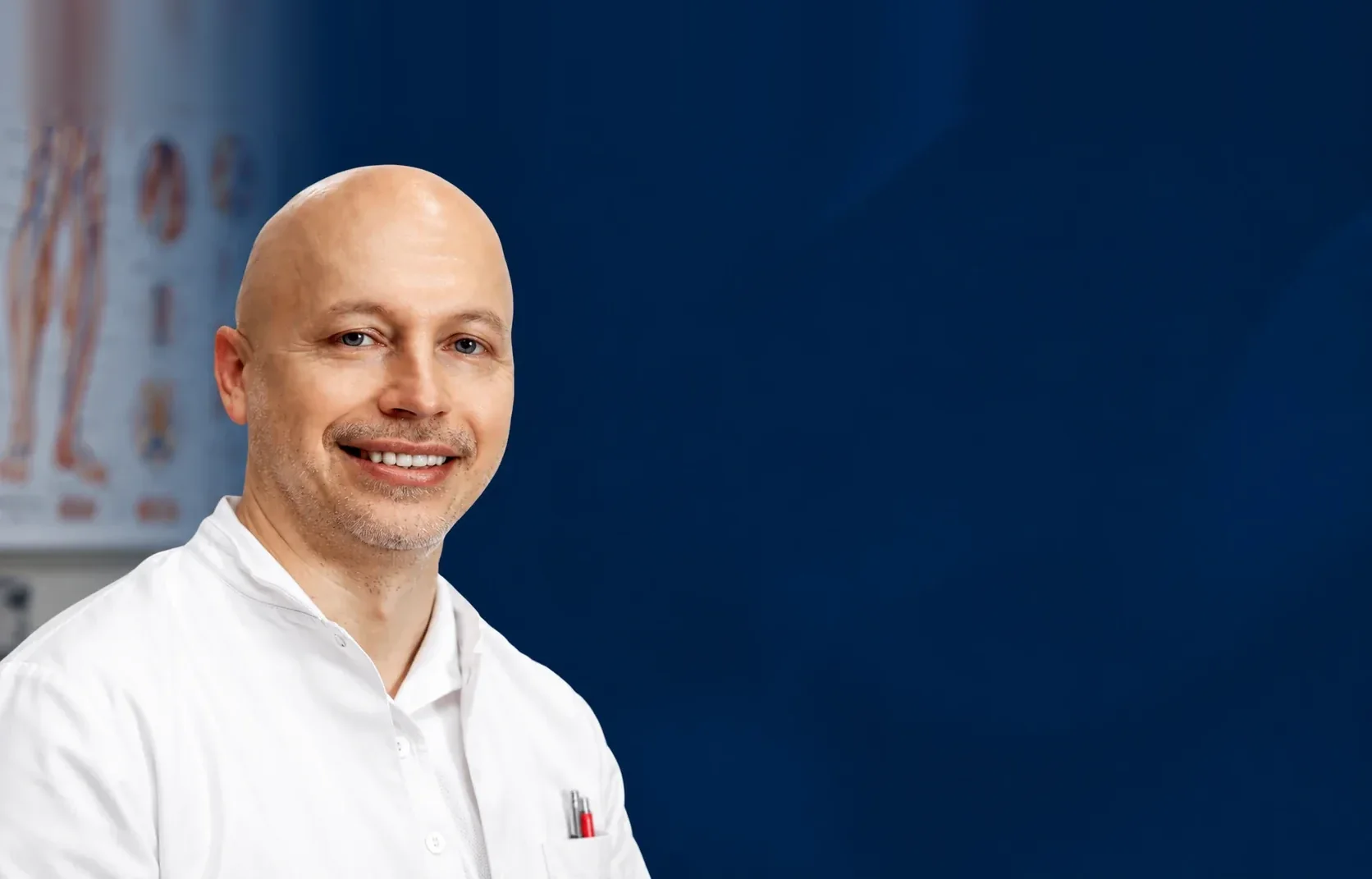 Dr. Pavol Garcar im weißen Arztkittel